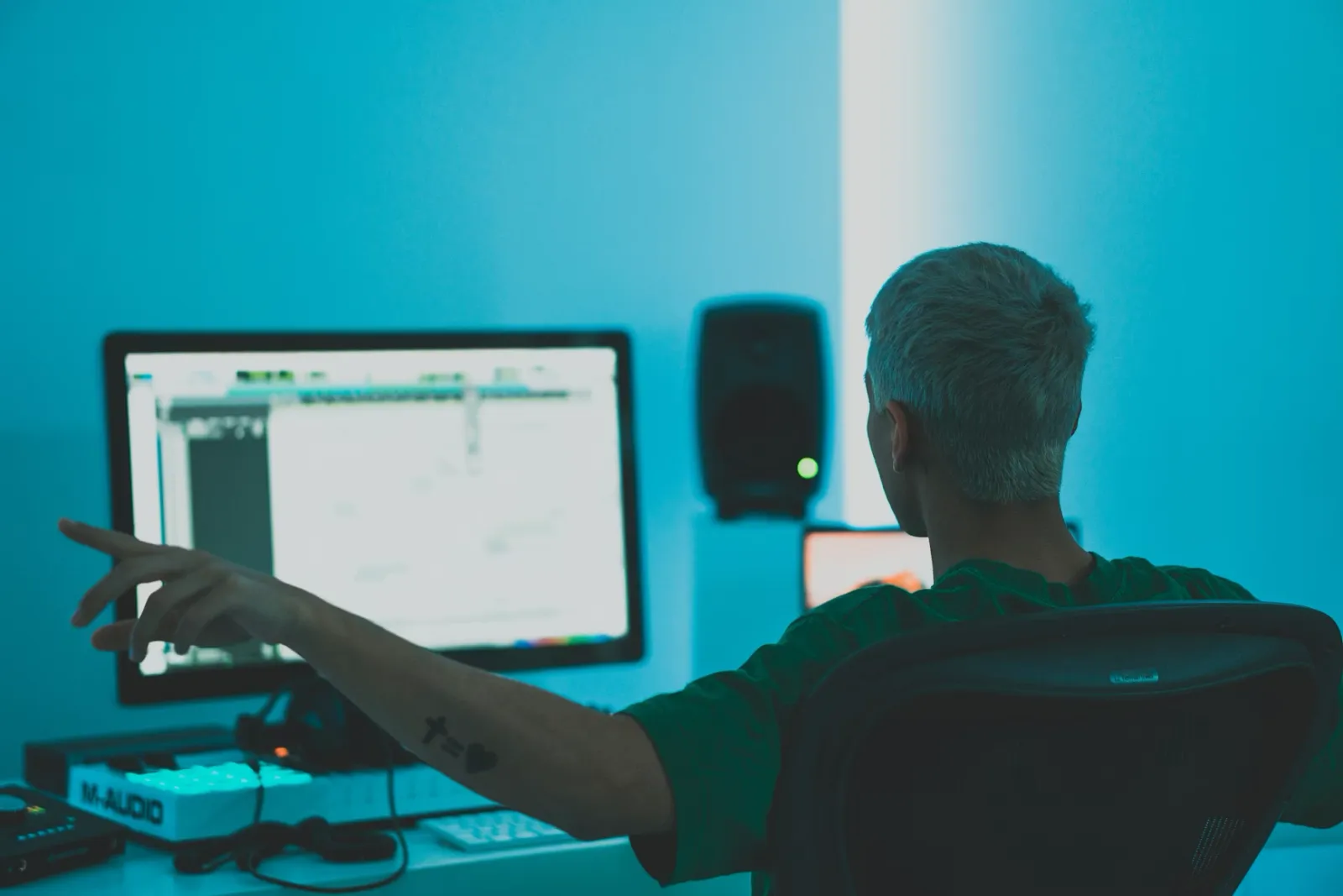 Music production training in the studio